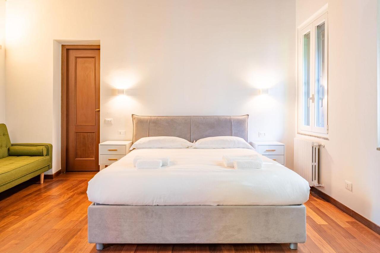 Appartamento Le Guglie In Piazza Castello - Centro Storico Milánó Kültér fotó